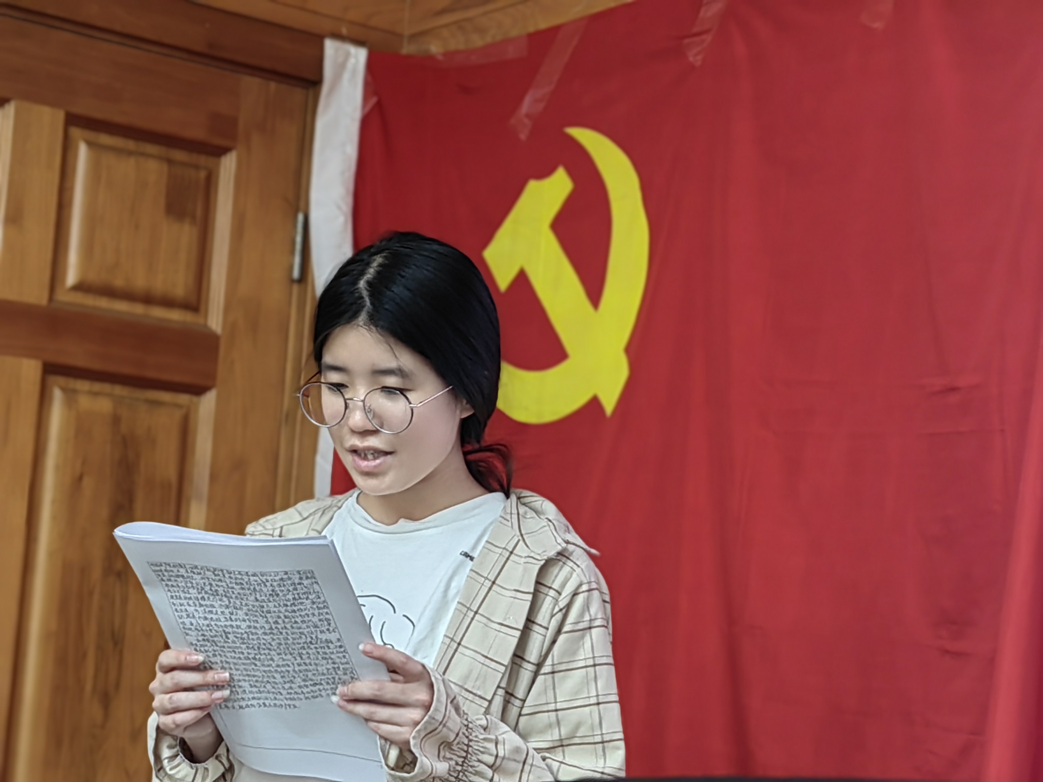 2-王燕玲宣读入党志愿书.jpg